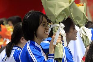 一致对外！国安球迷披着泰山围巾，为泰山队加油